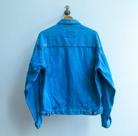 lichtblauwe vintage jeansjas achterzijde