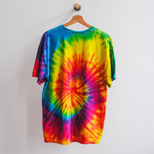 regenboog-tie-dye-tshirt-in-veel-kleuren-met-tekst-freedom-to-worship-achterkant-zonder-tekst