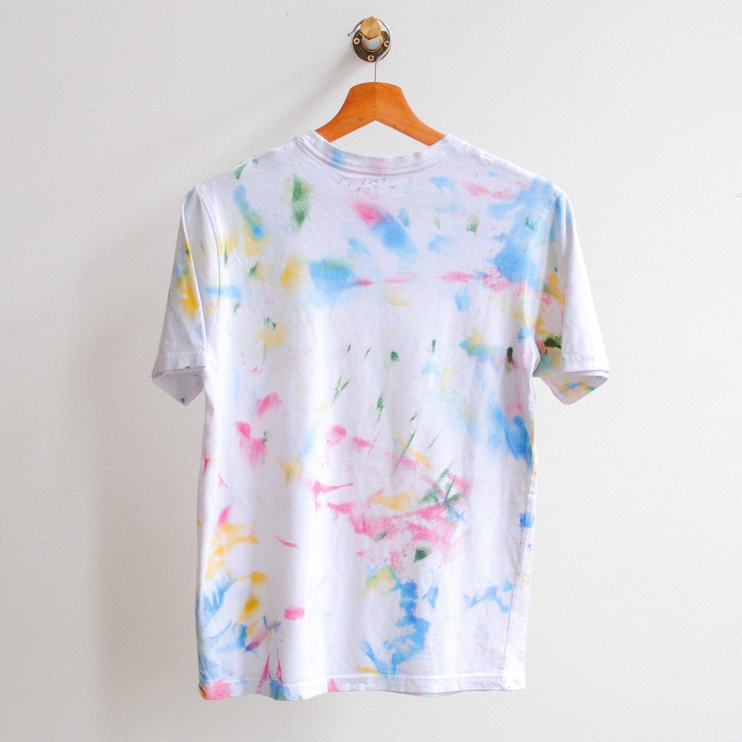witte-tie-dye-tshirt-met-veel-kleuren