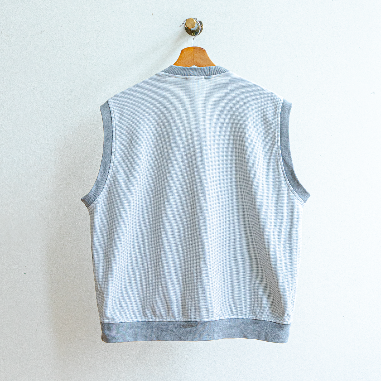 achterzijde tweedehands grijze debardeur fresh vintage