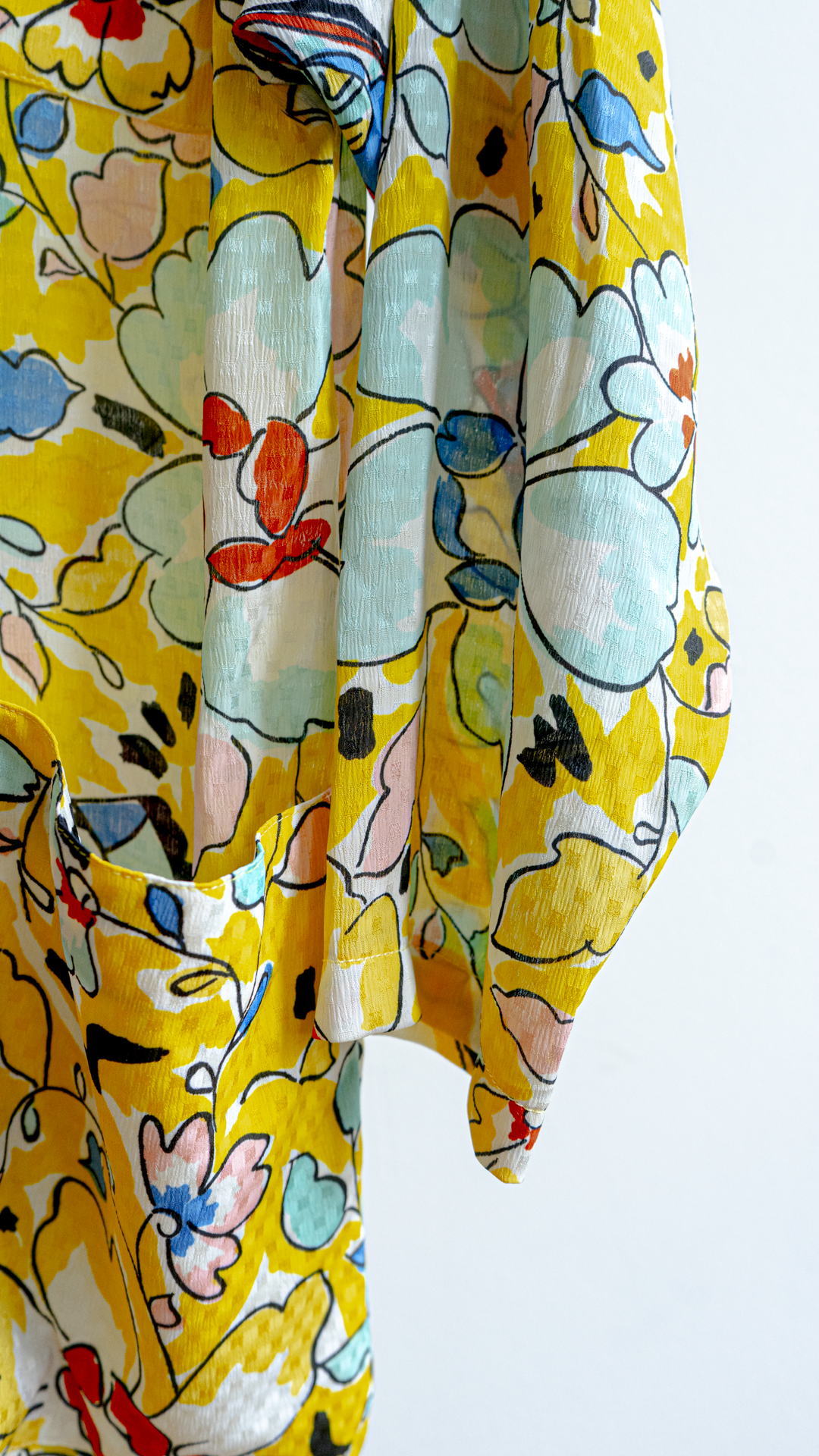 Detail funky gele vintage blazer met bloemenpatroon