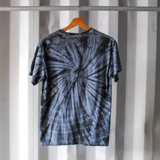 70s-tie-dye-tshirt-aan-rekje-achterkant