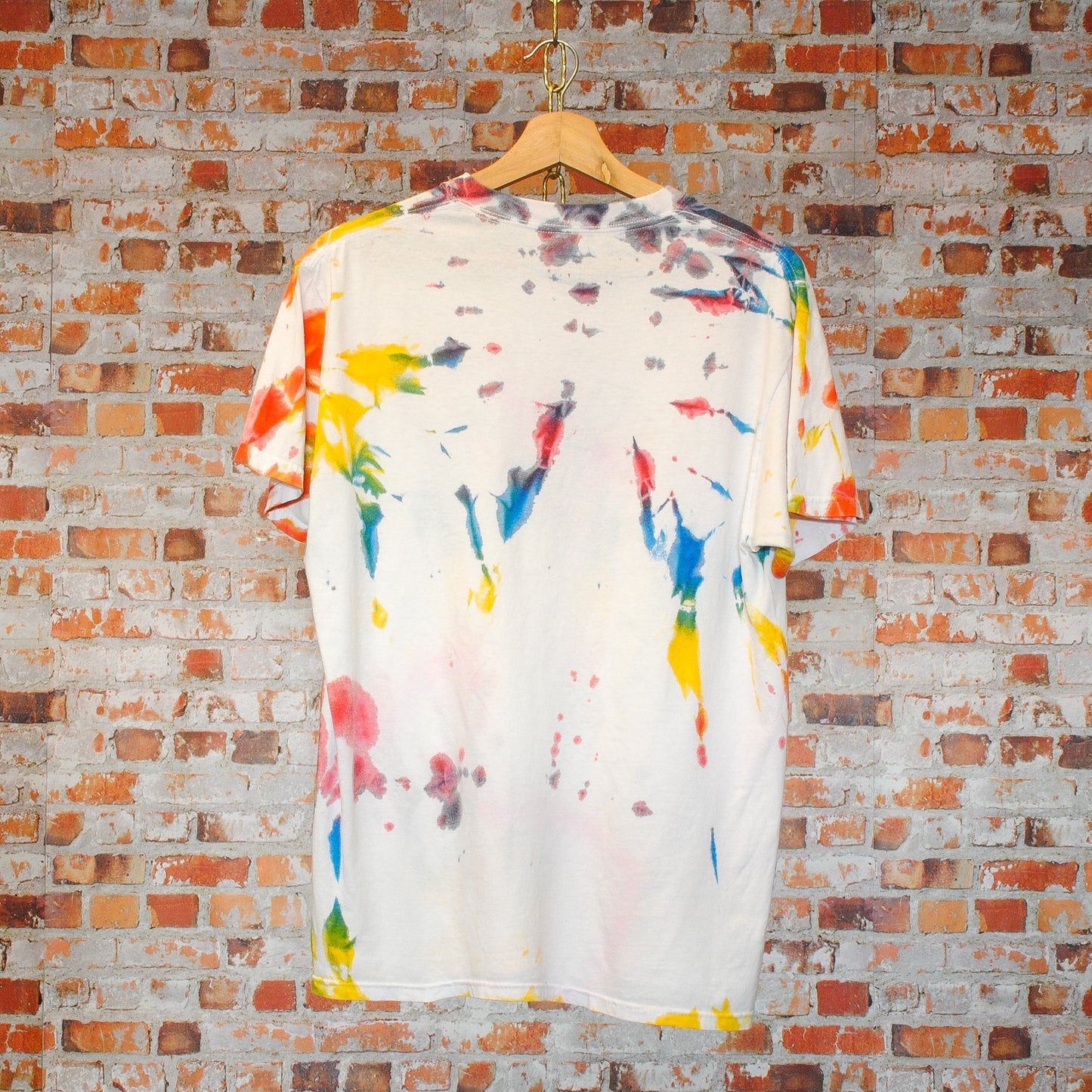 vintage-tie-dye-tshirt-in-geel-blauw-groen-en-rood-achterkant