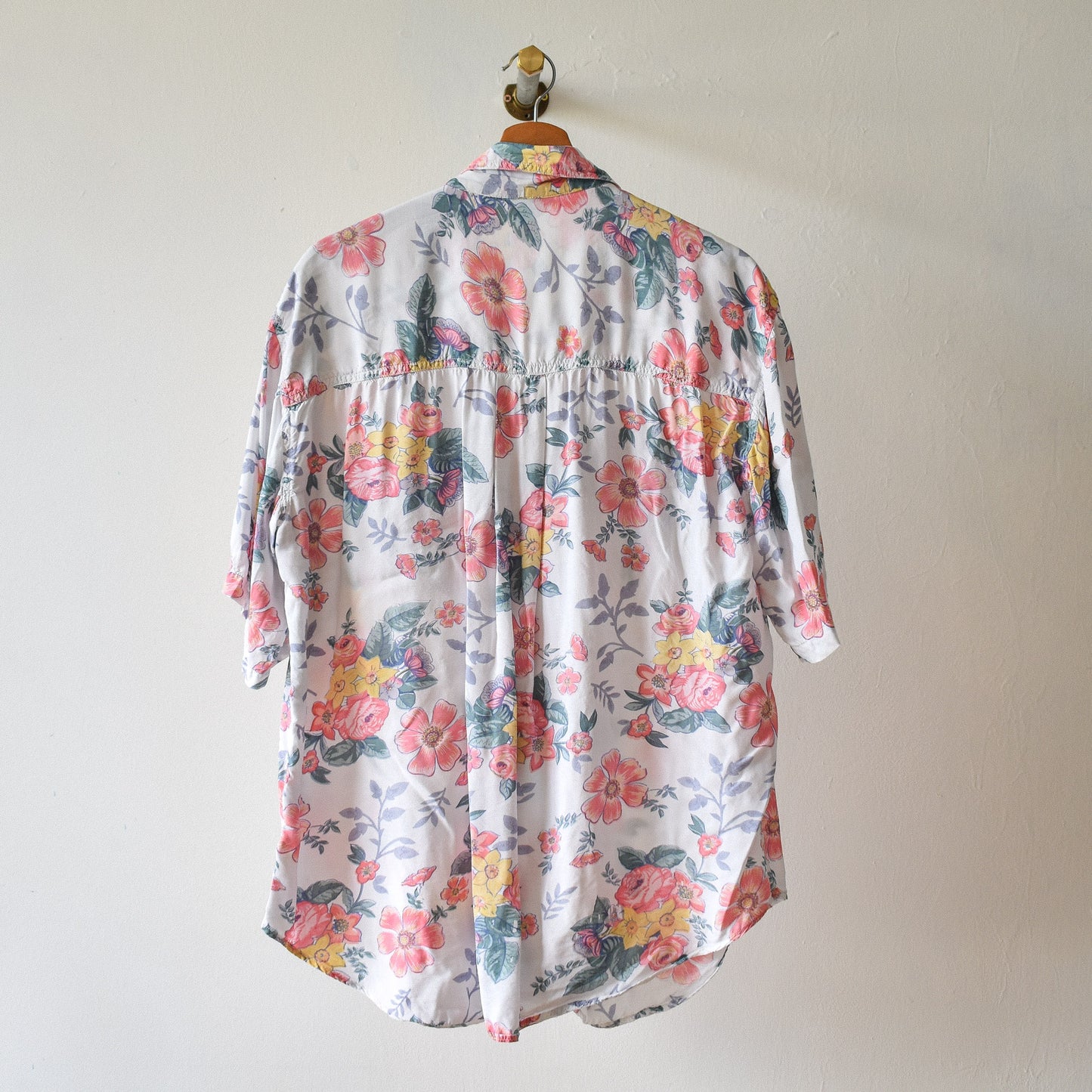 wit-vintage-hemd-met-roze-bloemen-voor-in-de-zomer