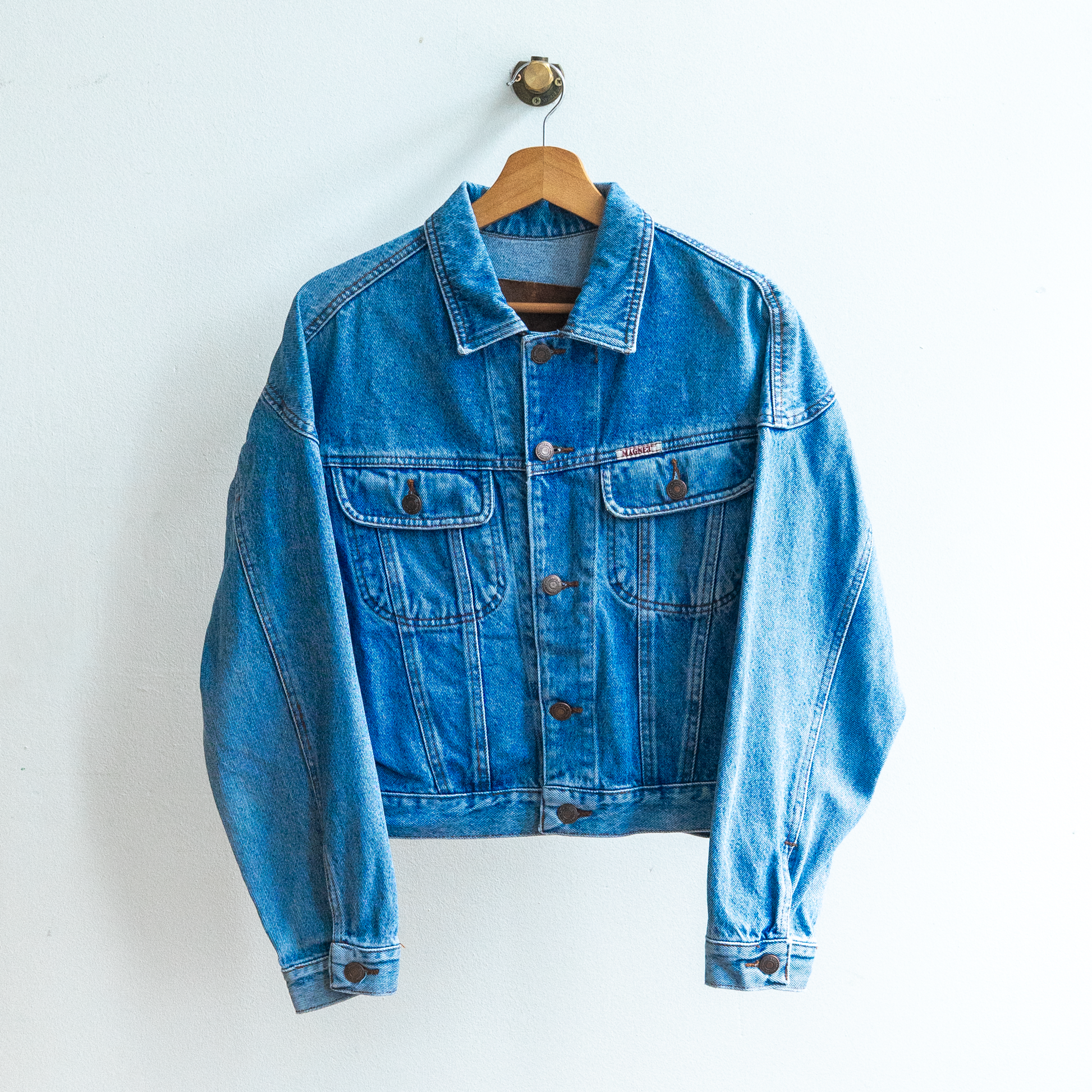 licht gecropte vintage jeansjas van vroege jaren 90 met 2 borstzakken en lange mouwen van het merk Magnet verkocht door fresh vintage