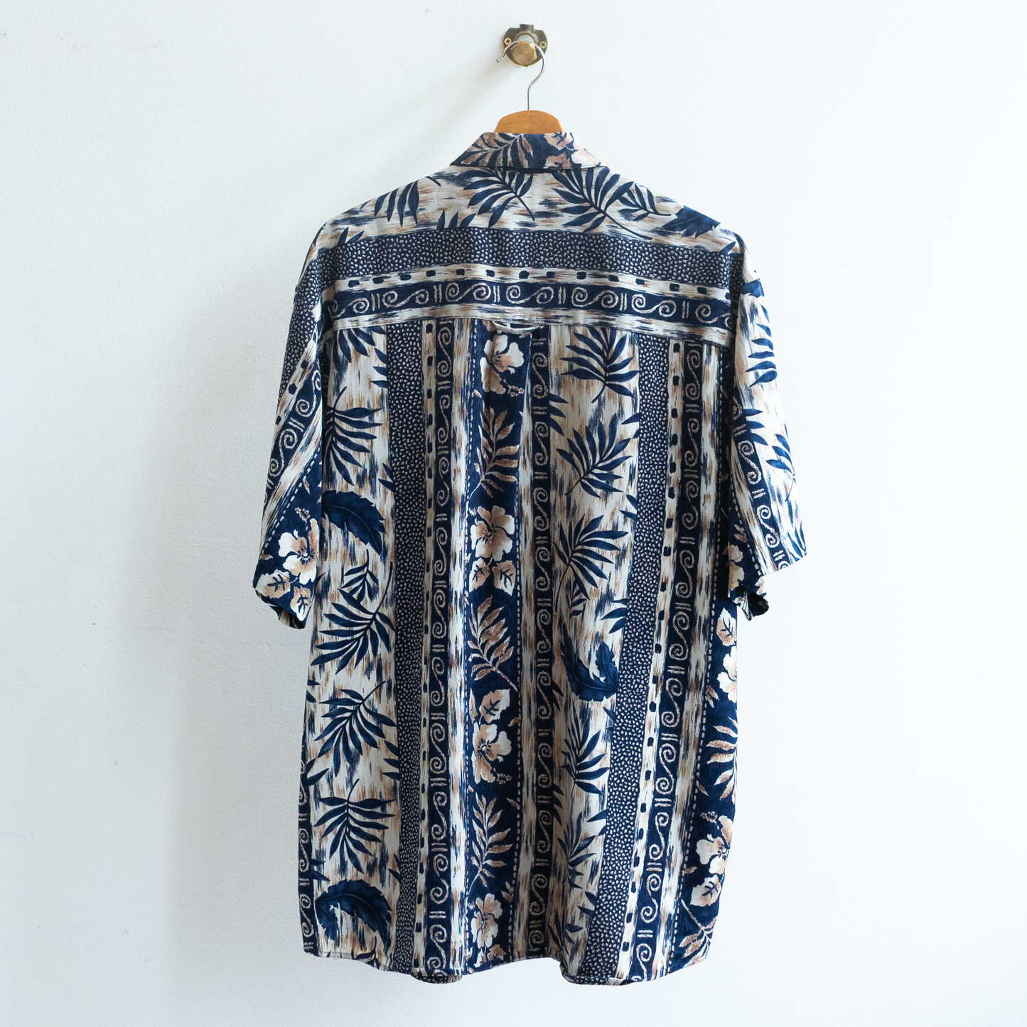 Hawaiian shirt in blue and white with a tropal pattern from the late 90s (back view).