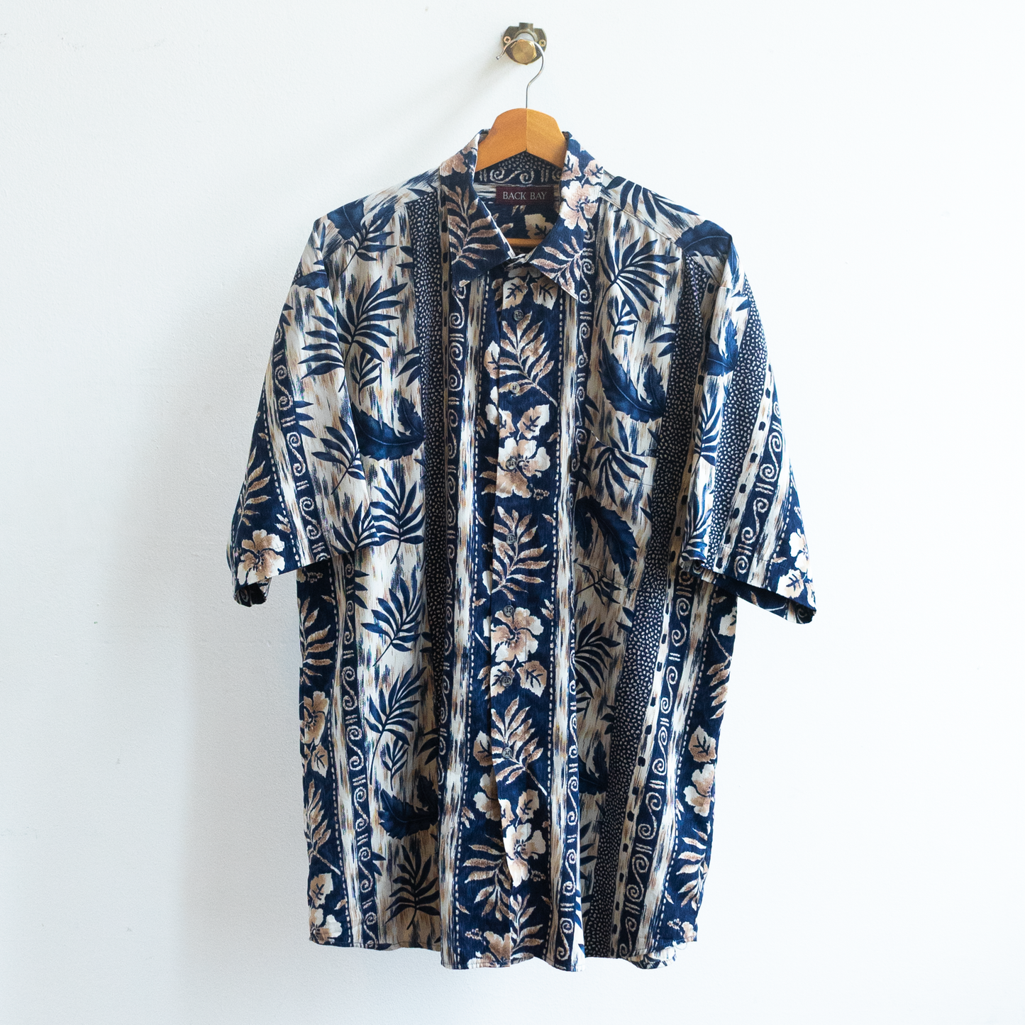 Hawaiian shirt in blue and white with a tropal pattern from the late 90s.