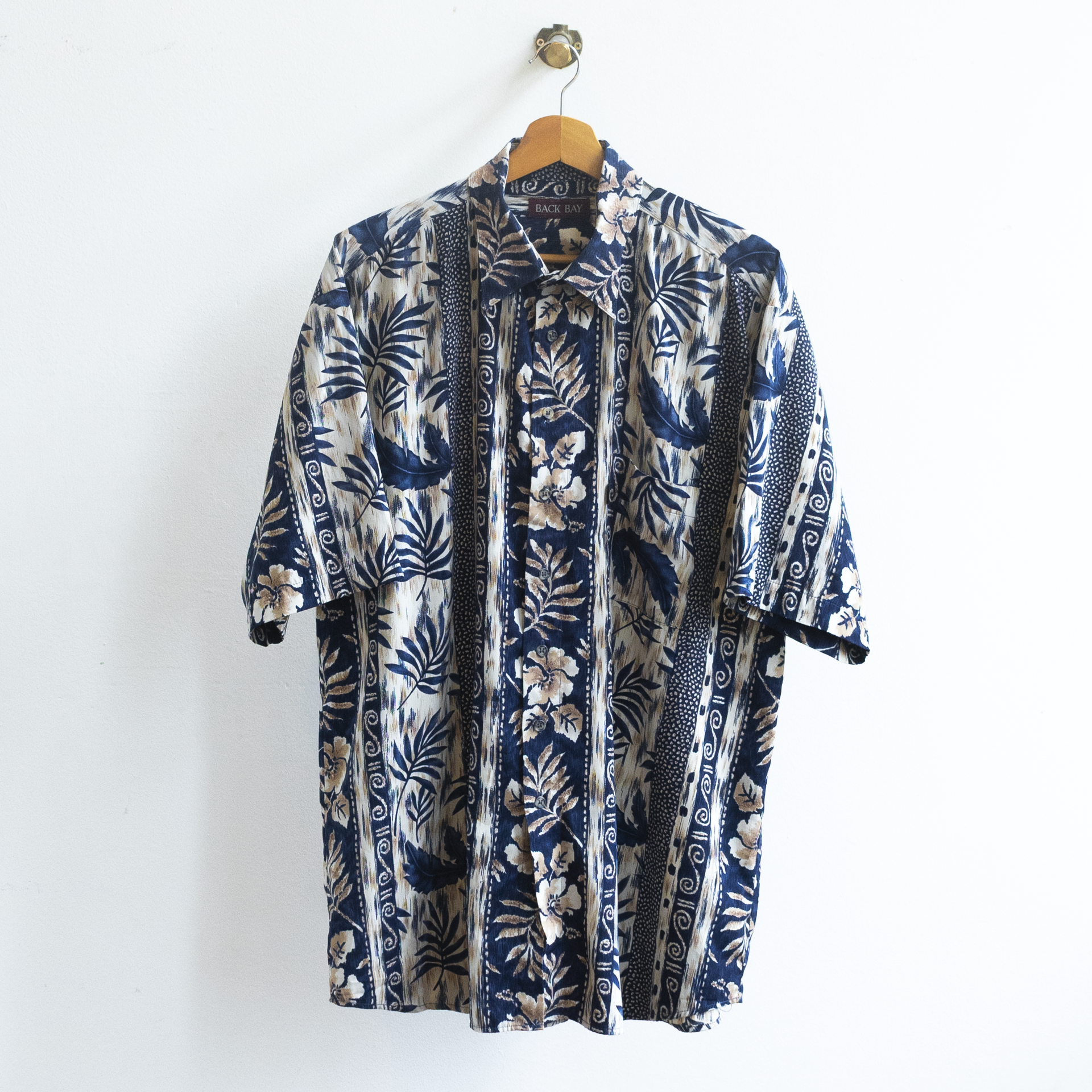 Hawaiian shirt in blue and white with a tropal pattern from the late 90s.