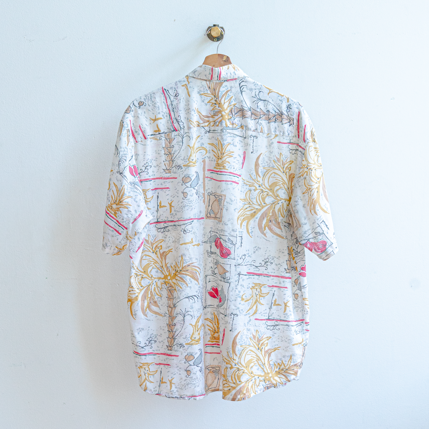 Classic vintage shirt in White red yellow Fresh vintage