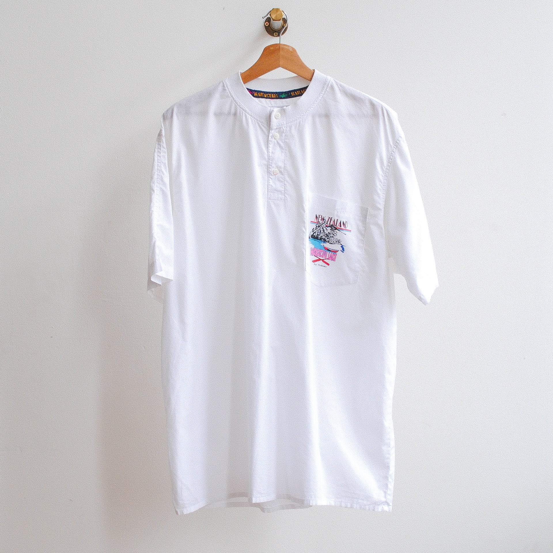 Witte Vintage T-Shirt Wakatipu Lake aan kapstok