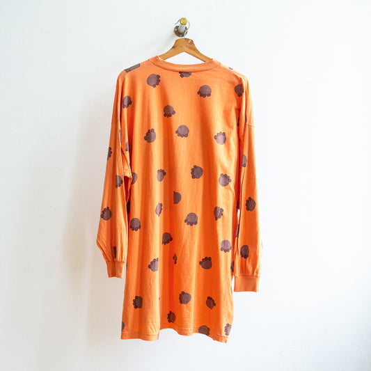 achterkant van oranje vintage pyjama met lange mouwen met afgebeelde poten van een baby-olifant