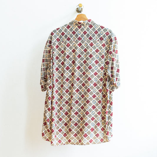 achterkant van wit jaren 90 vintage hemd met bordeaux licht oranje met blauw en bruin met gestreepte kleinere ruiten met een loose fit aan kapstok