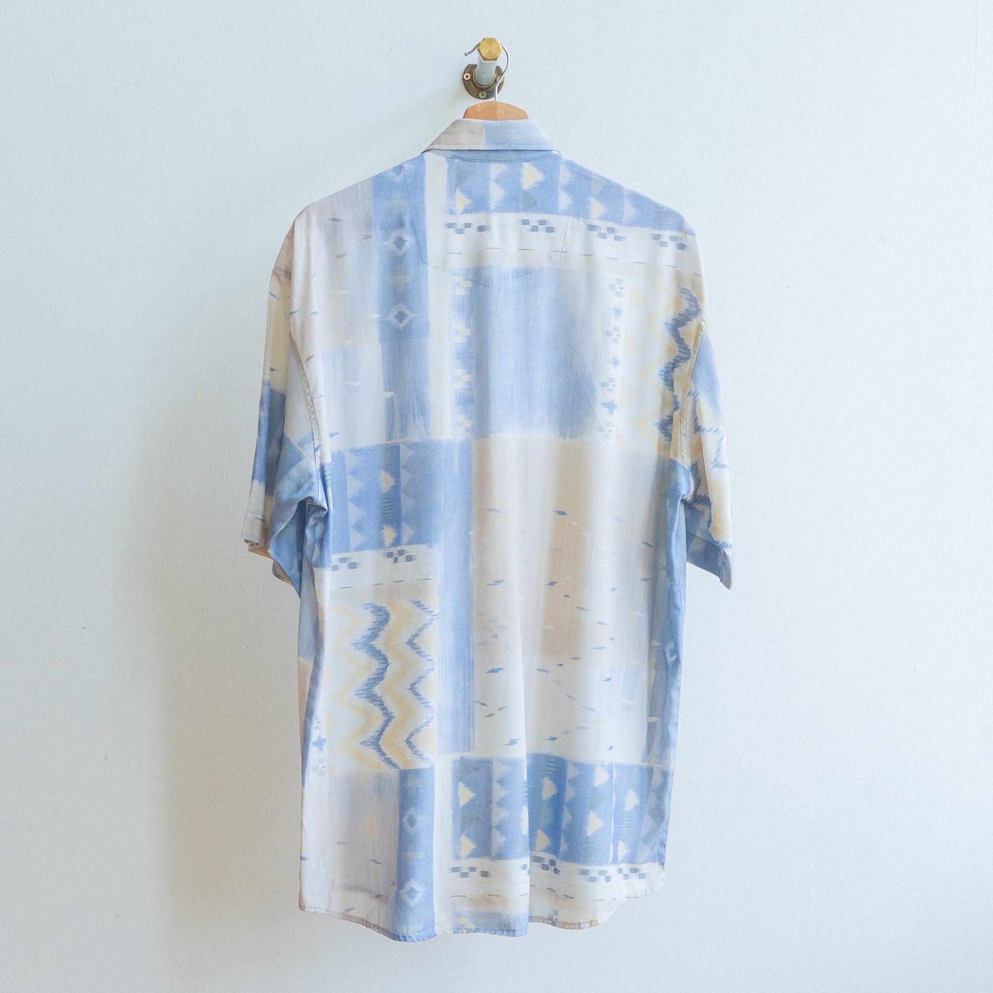 Blauw beige vintage hemd abstract van merk fresh vintage aan kapstok