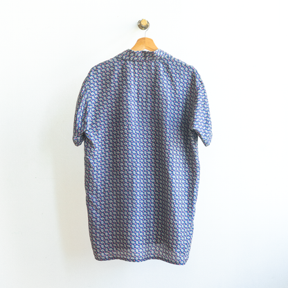 achterkant blauw roze en wit vintage hemd met herhaald patroon van kleine vormen fresh vintage