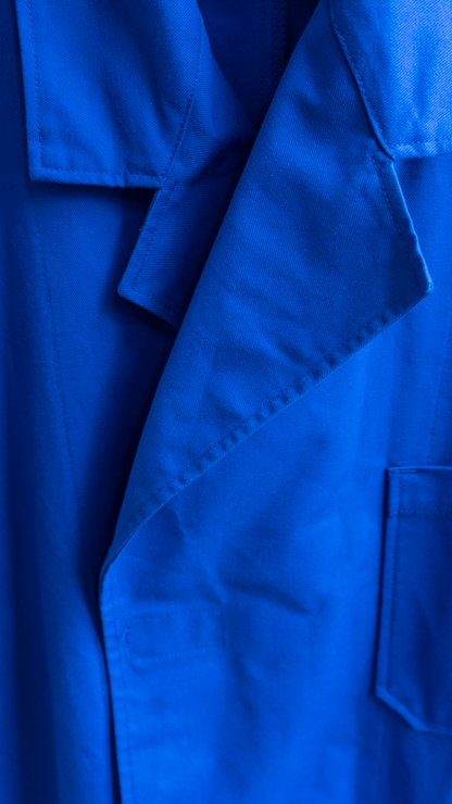 detail kraag blauwe lange franse vintage werkjas