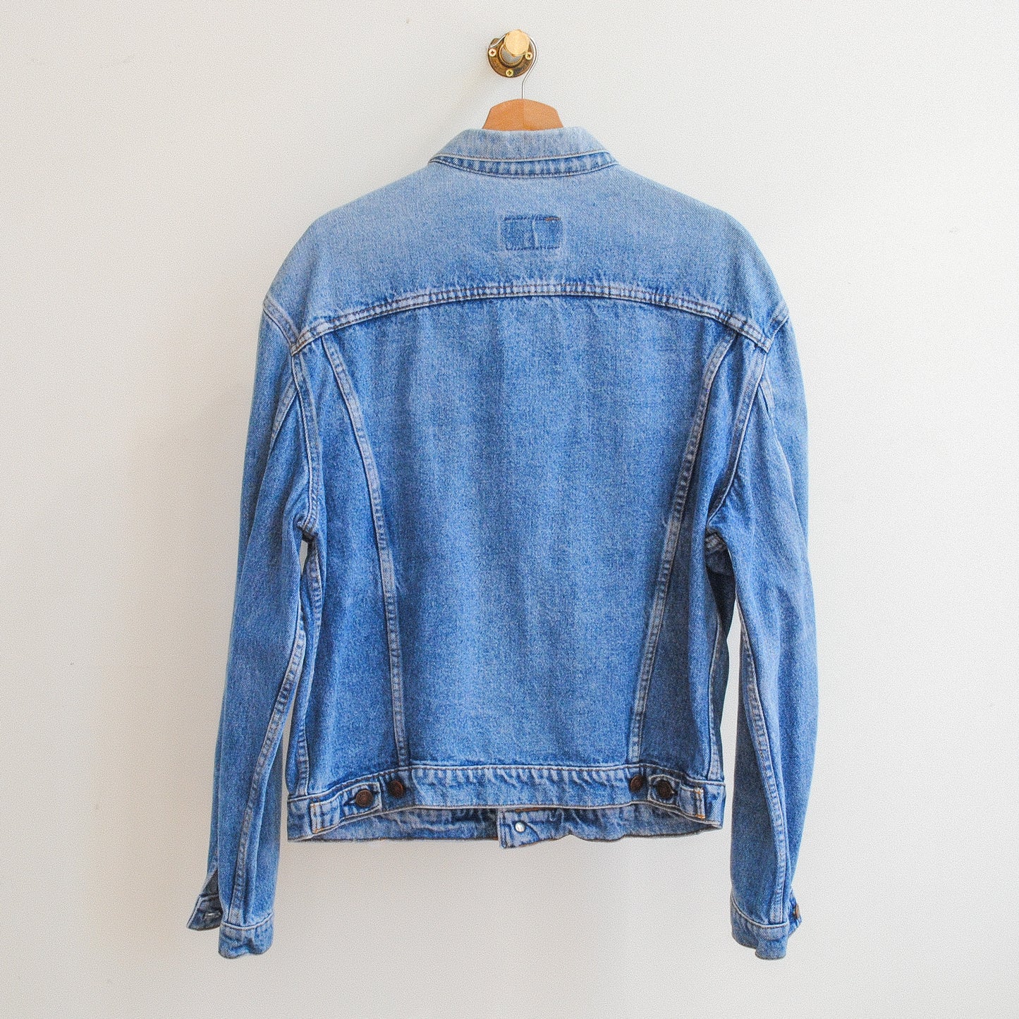 blauwe vintage levis jeansjas achterkant op kapstok