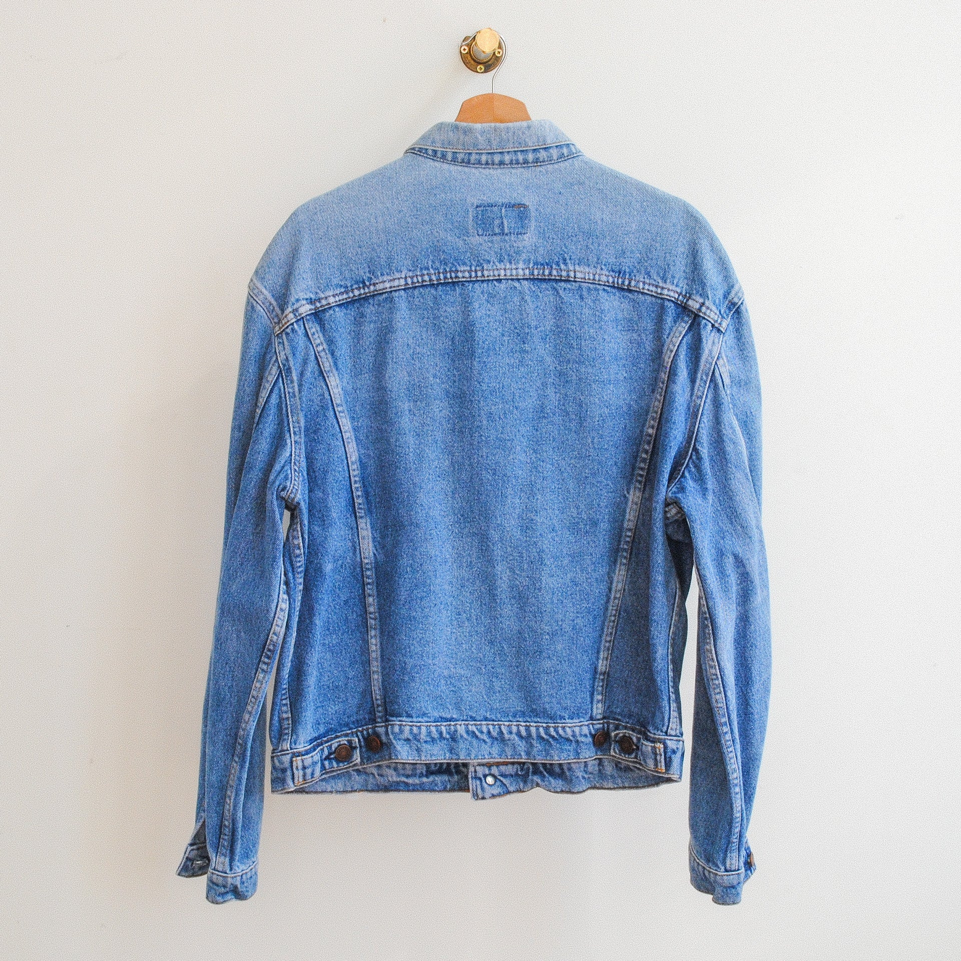 blauwe vintage levis jeansjas achterkant op kapstok