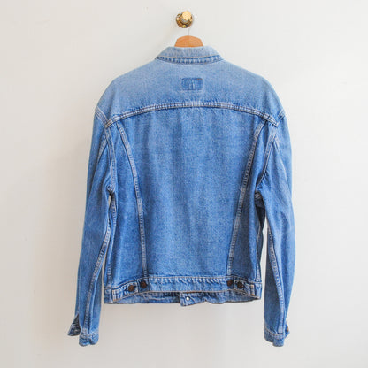 blauwe vintage levis jeansjas achterkant op kapstok