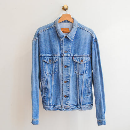 blauwe vintage levis jeansjas op kapstok
