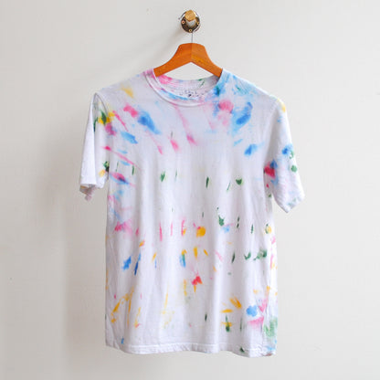 witte-tie-dye-tshirt-met-veel-kleuren
