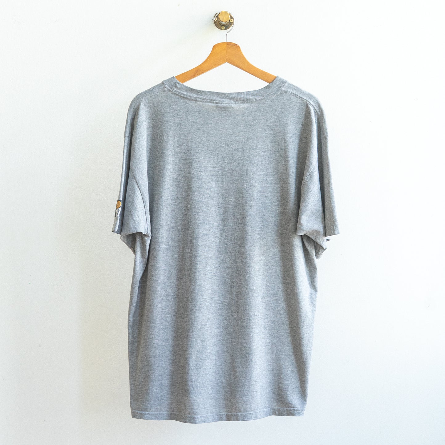 achterkant grijze nike 90s basketbal t-shirt in effen grijs aan kapstok