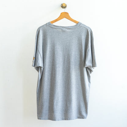 achterkant grijze nike 90s basketbal t-shirt in effen grijs aan kapstok