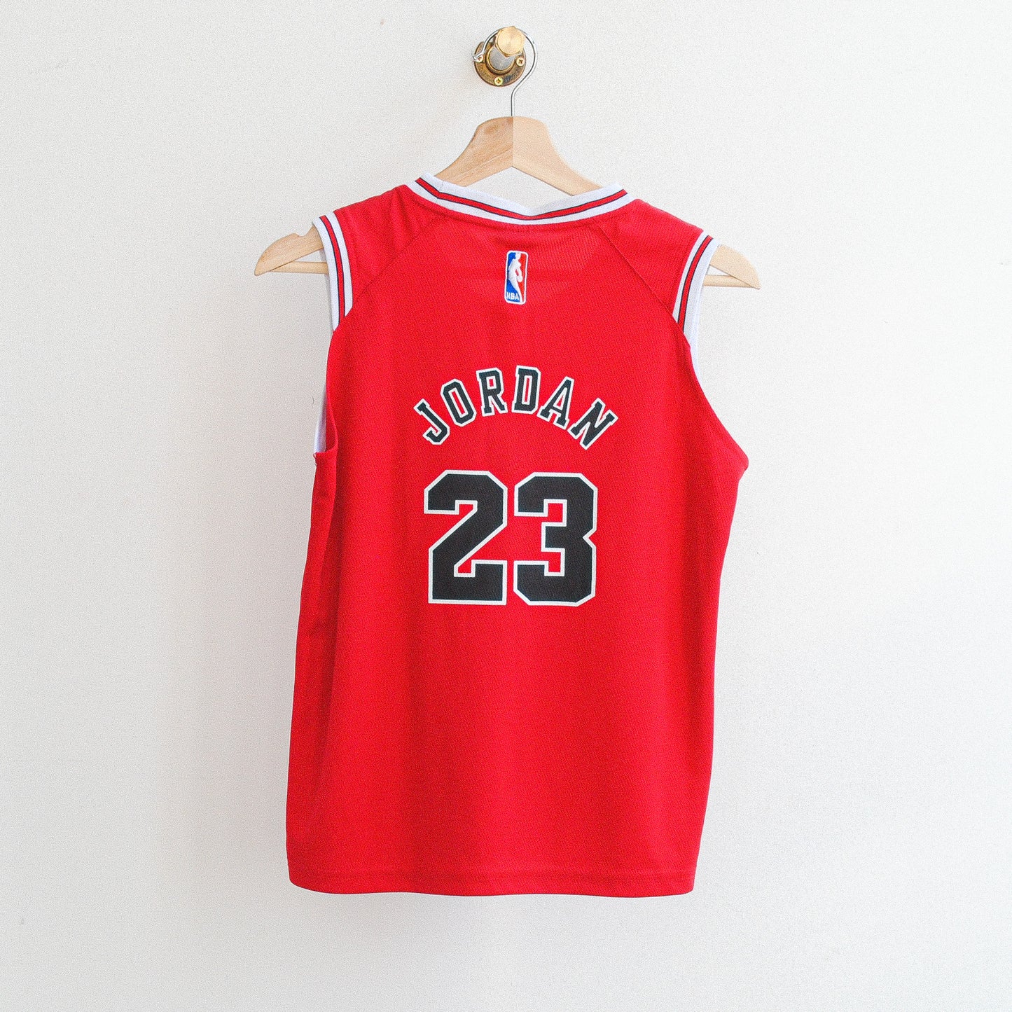 rode basketbal jersey achterzijde jordan en nummer 23