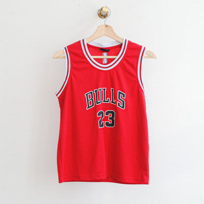 rode basketbal jersey met zwarte tekst bulls en nummer 23