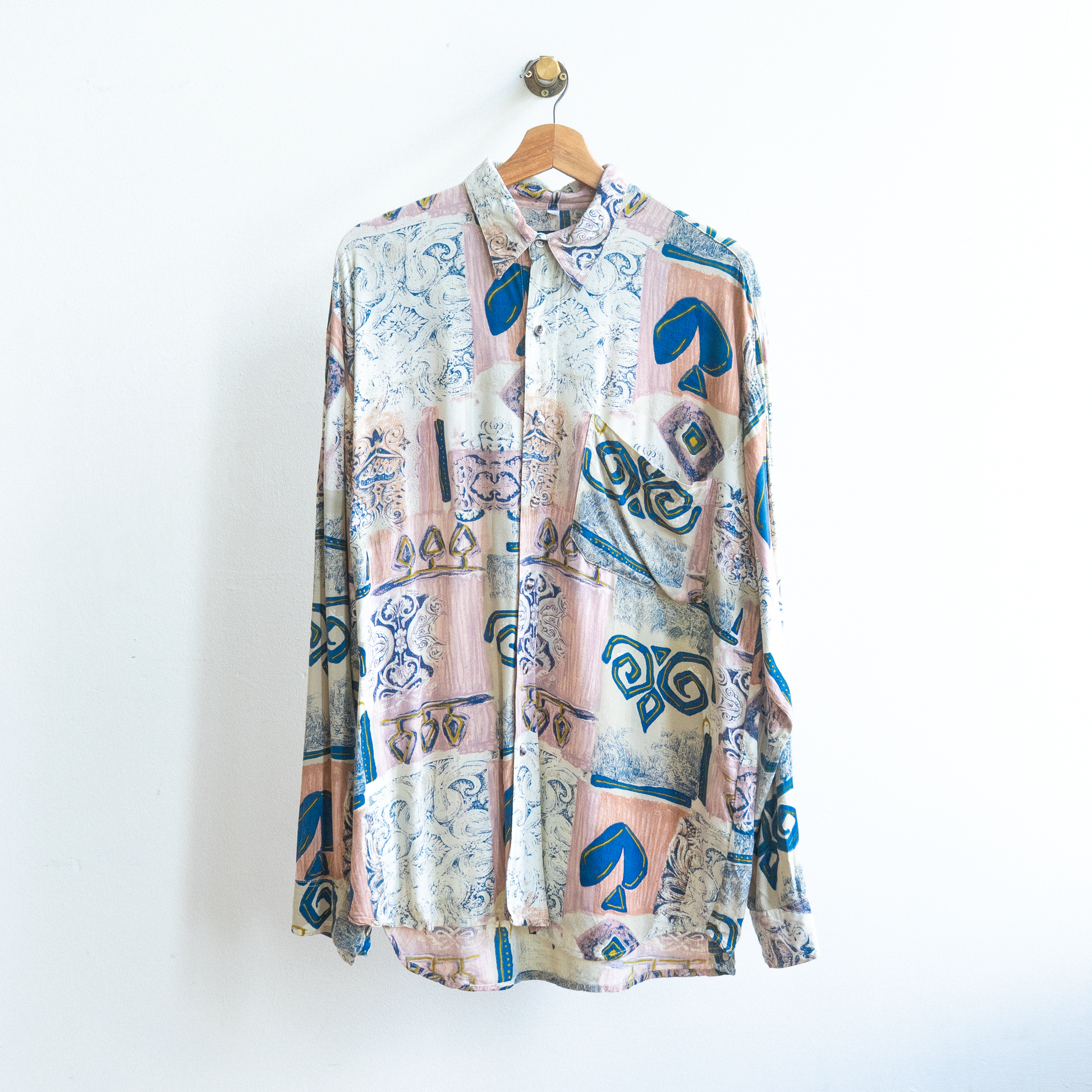 roze abstract vintage hemd uit de jaren 90 in patroon van roze beige blauw en tinten geel met knopen en lange mouwen