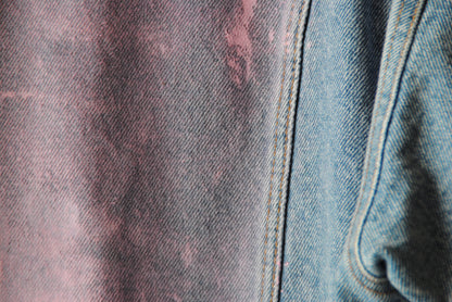 lichte vintage jeansjas met zachtroze verf ingezoomd