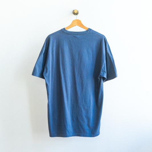 tweedehands blauwe t-shirt achterkant in effen blauw