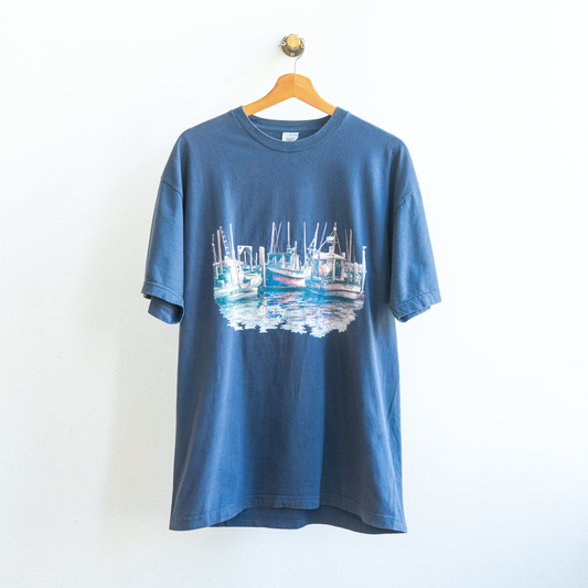 tweedehands blauwe t-shirt met design van boten aan kaai fresh vintage