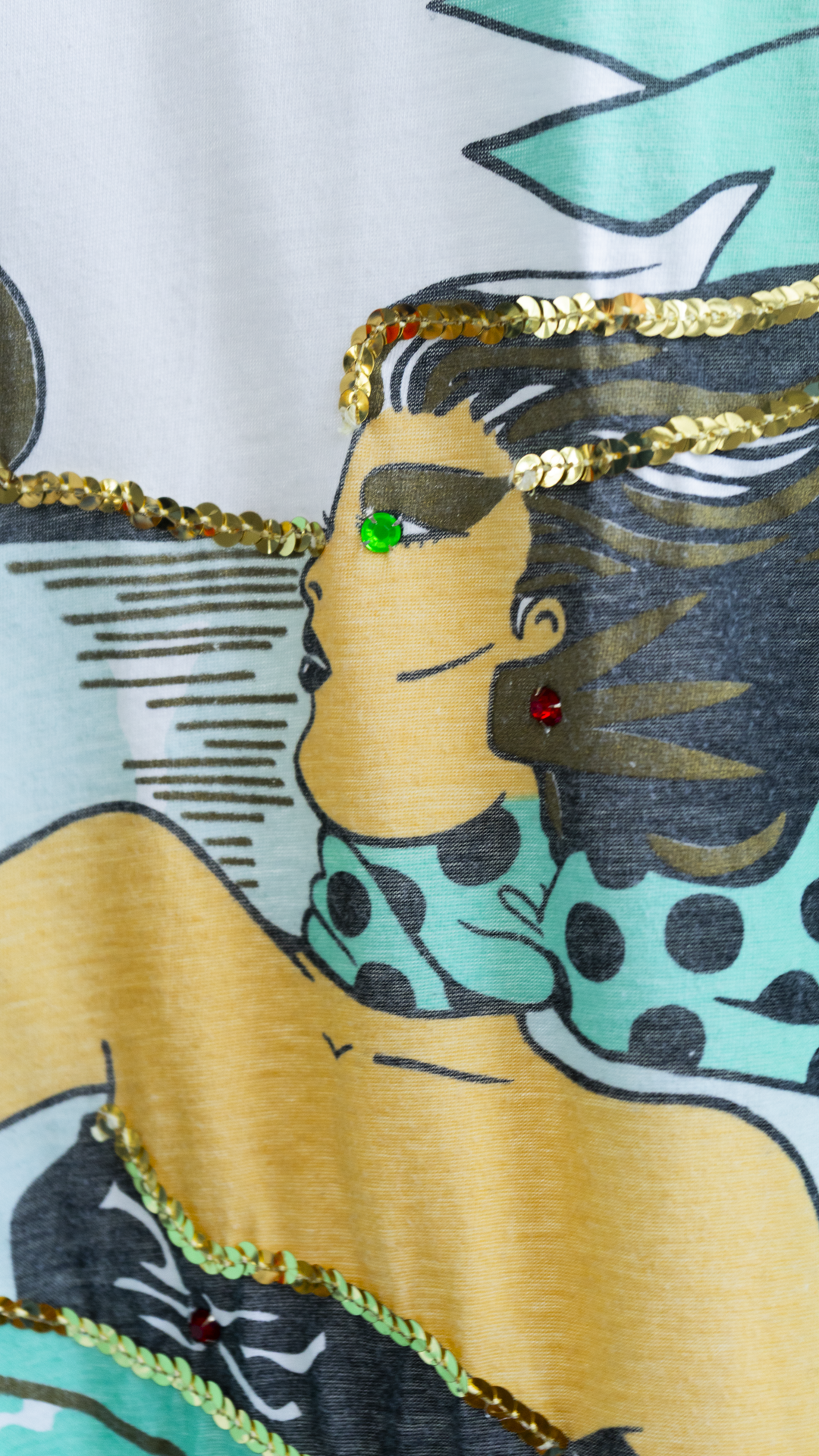witte oversized tweedehands slaap t-shirt - close-up van een vrouw met haar in wind edelstenen en gouden versieringen