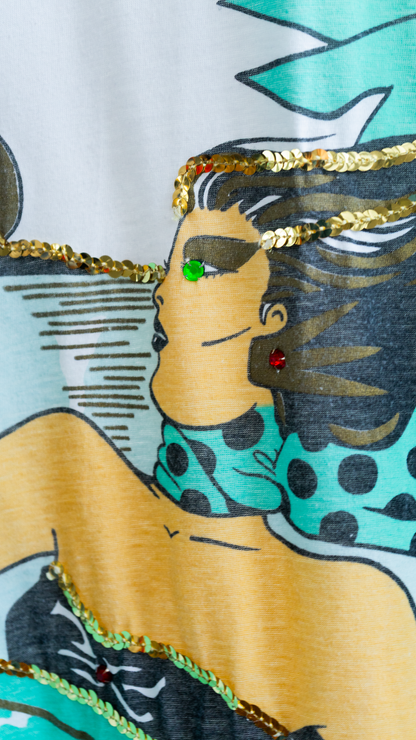 witte oversized tweedehands slaap t-shirt - close-up van een vrouw met haar in wind edelstenen en gouden versieringen