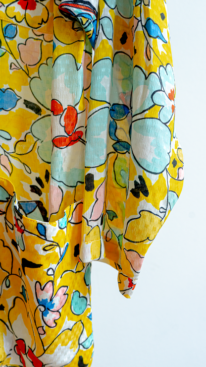 Detail funky gele vintage blazer met bloemenpatroon