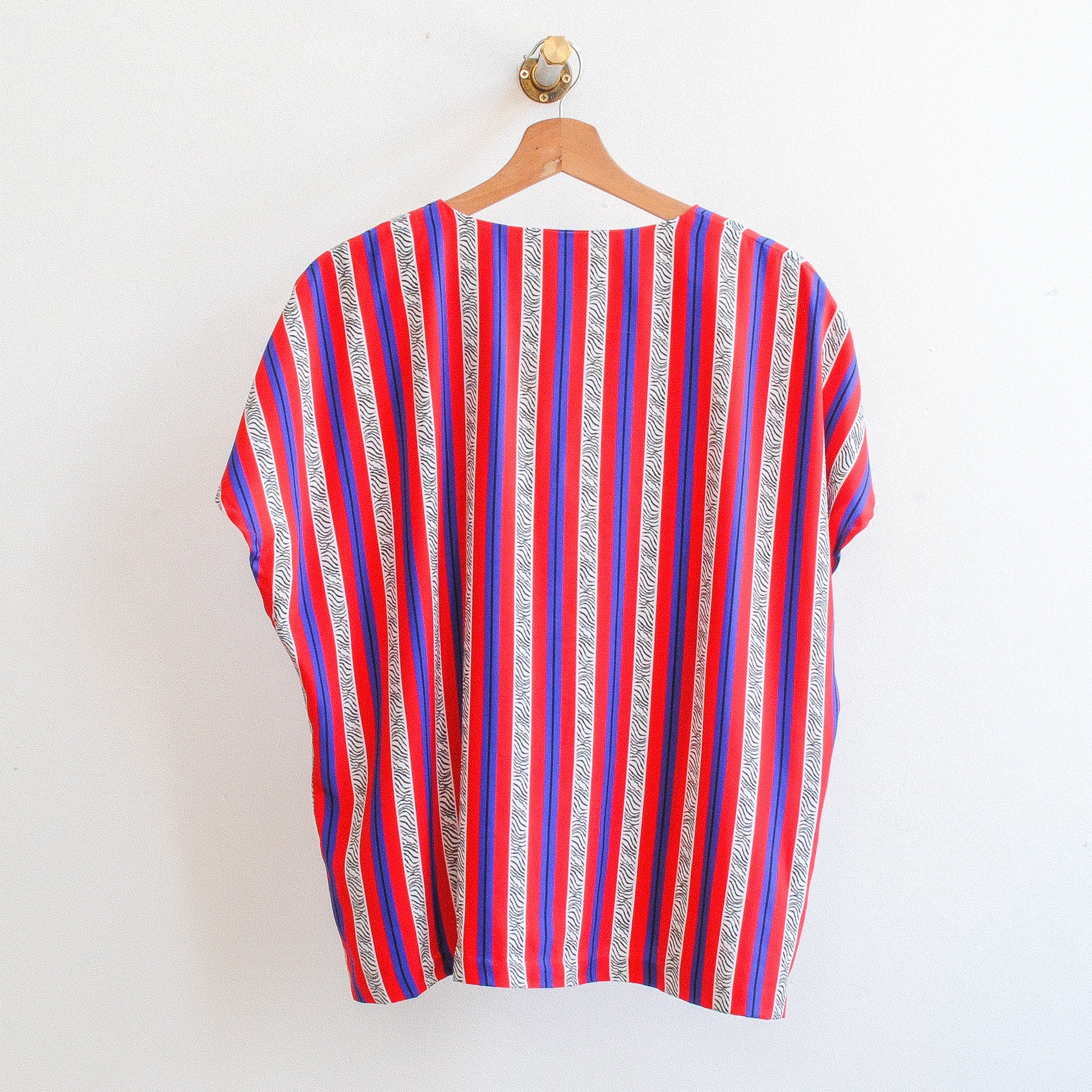 vintage blouse gestreept in blauw rood wit met knopen achterkant