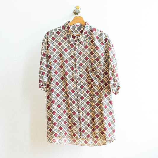 wit jaren 90 vintage hemd met bordeaux licht oranje met blauw en bruin met gestreepte kleinere ruiten van fresh vintage aan kapstok