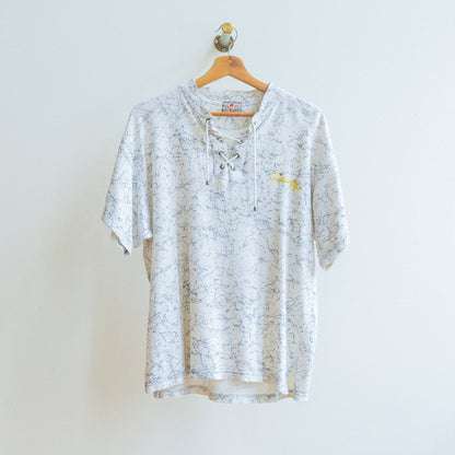 witte vintage tshirt met blauw gekrakeld patroon en trekkoord aan de hals in stof met textuur