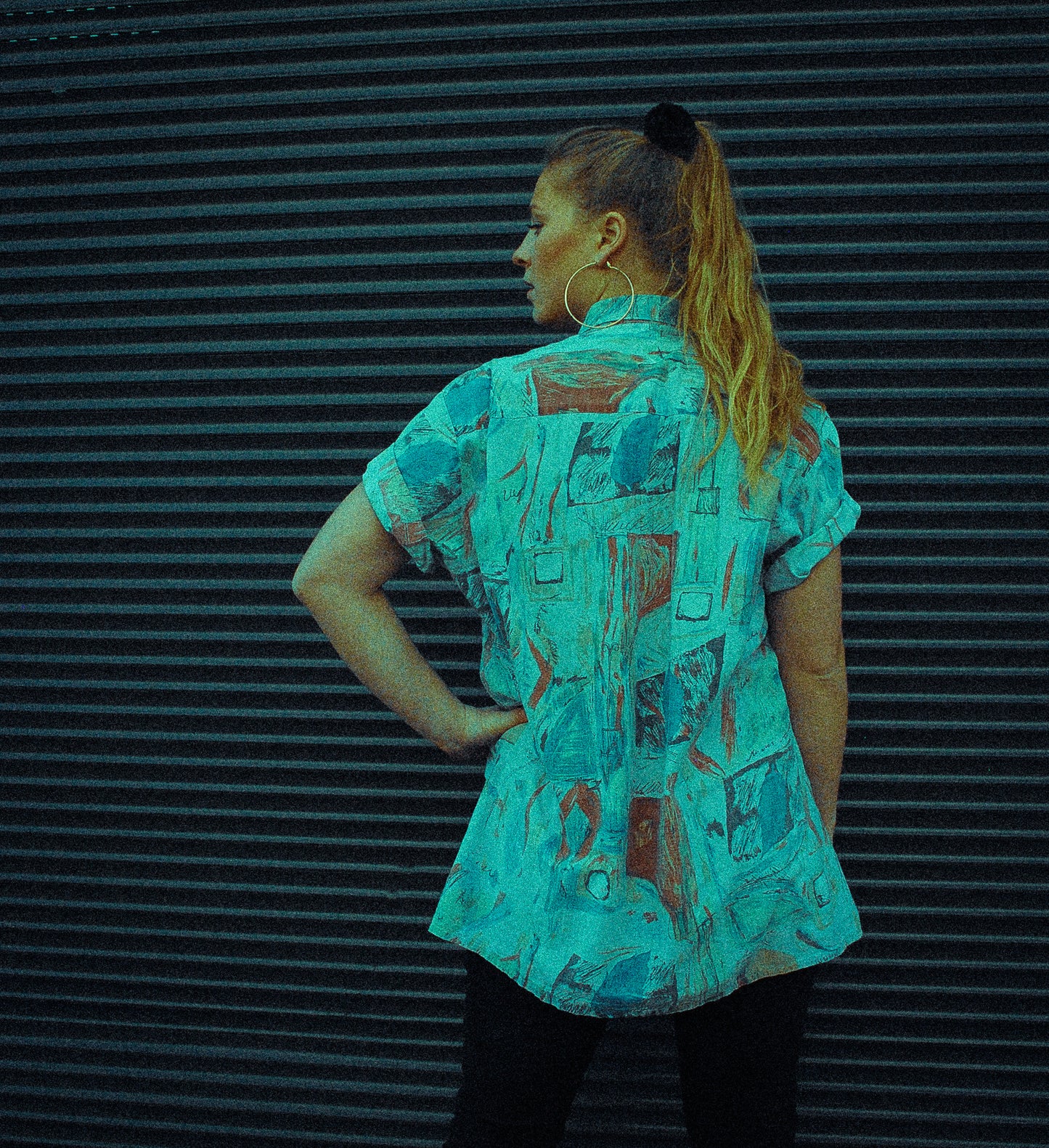 vrouw-voor-garagepoort-achterkant-blauw-hemd-fresh-vintage-collectie