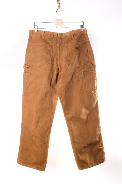 bruin-oranje-carhartt-jeans-tegen-witte-achtergrond