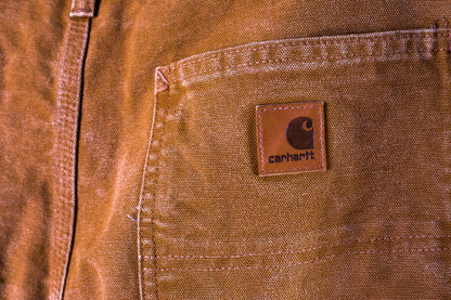 achterzak-bruin-oranje-carhartt-jeans-met-leren-logo