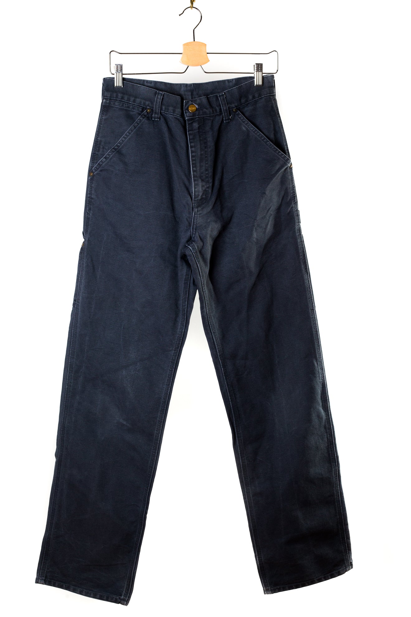 blauw-grijze-carhartt-broek-op-kapstok