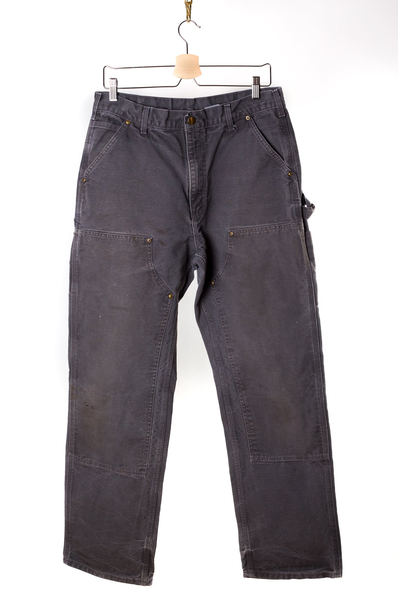 grijze-carhartt-jeans-met-gouden-knopen