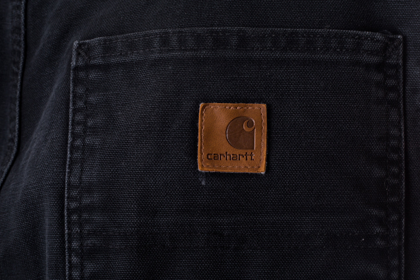 zwarte-carhartt-jeans-met-bruin-carhartt-logo