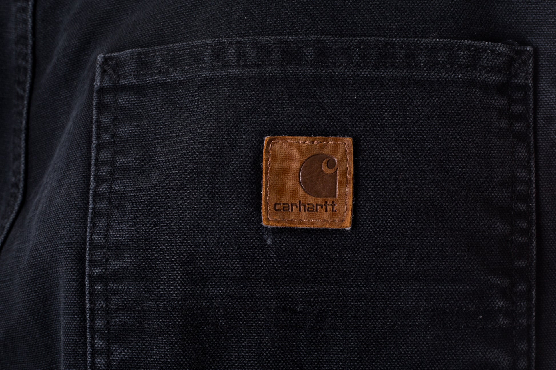 zwarte-carhartt-jeans-met-bruin-carhartt-logo