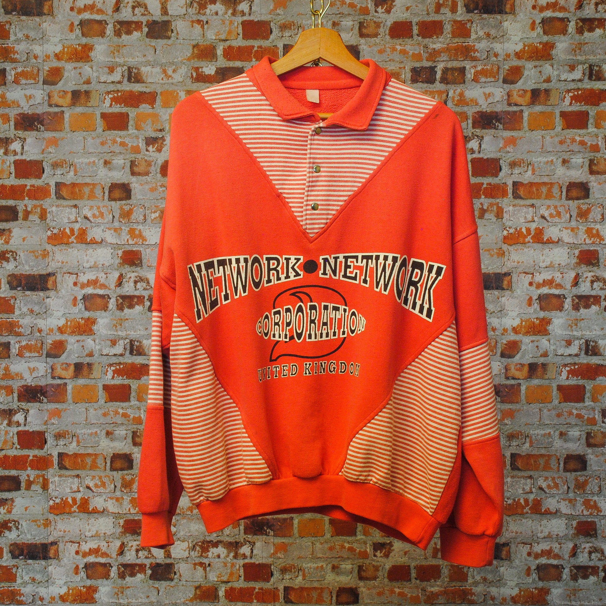 roze-80s-sweater-met-tekst-network-network-corporation-united-kingdom-uit-de-fresh-vintage-collectie