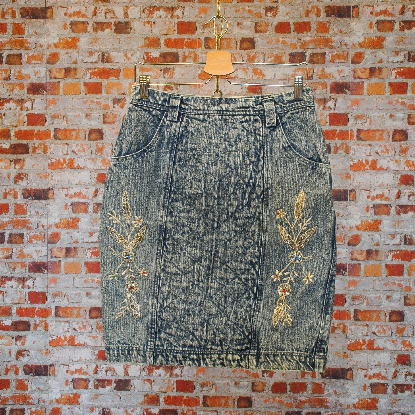 80s-of-90s-jeansrok-met-borduursel-en-edelstenen-aan-de-achterkant