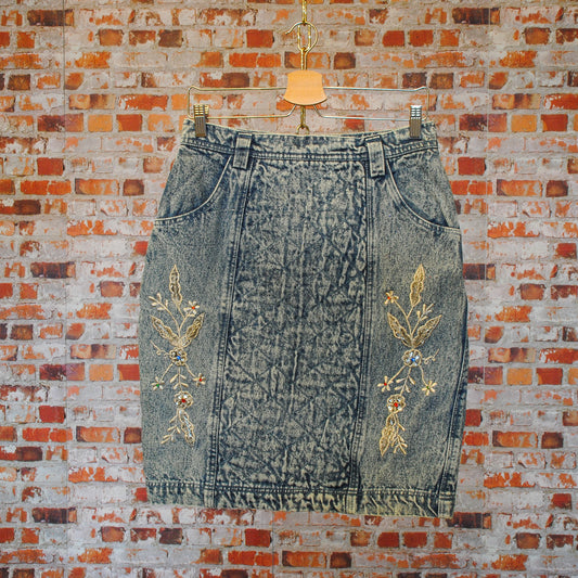 80s-of-90s-jeansrok-met-borduursel-en-edelstenen-aan-de-achterkant