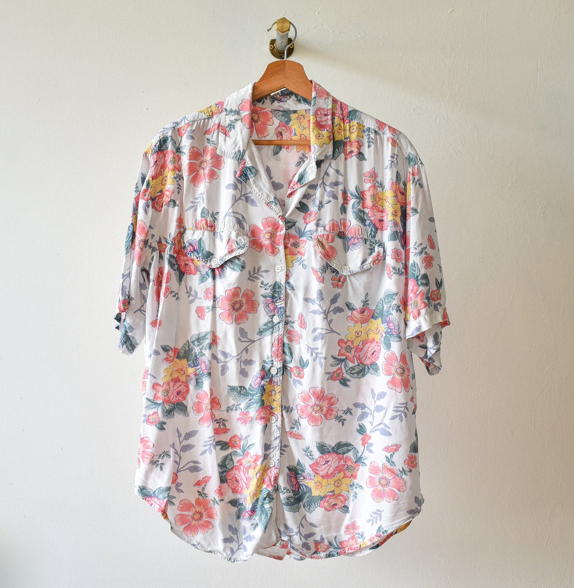 wit-vintage-hemd-met-bloemen-voor-de-zomer