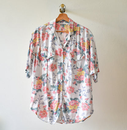 wit-vintage-hemd-met-bloemen-voor-de-zomer